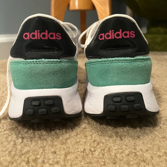 Adidas 8 1/2 tennis shoe - Picture 2 of 5